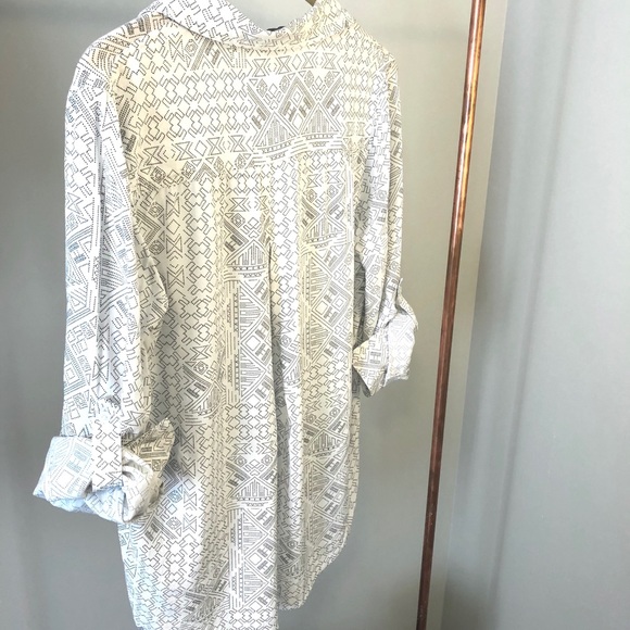Geometric print button down top. - Picture 4 of 5